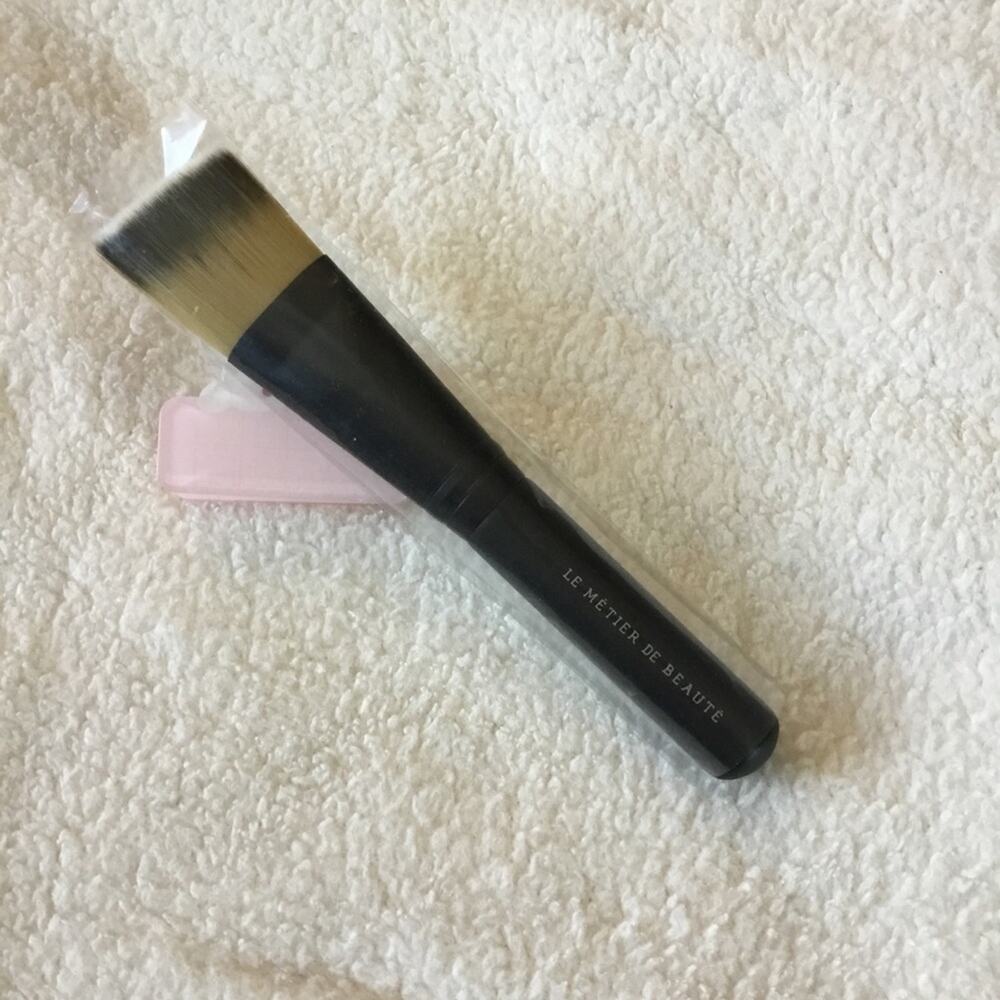 Le Métier de Beauté Flat Angled Foundation Brush